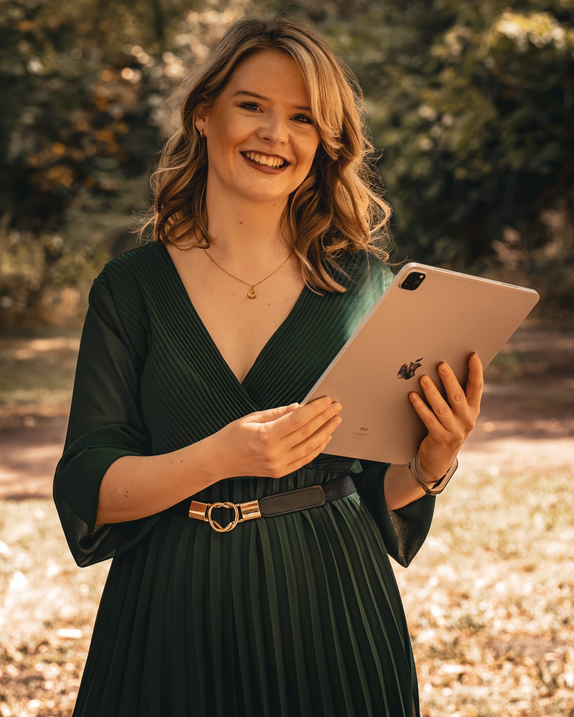 Isabel Karnuth im grünen Kleid mit iPad – Vorbereitung einer freien Trauung im Park