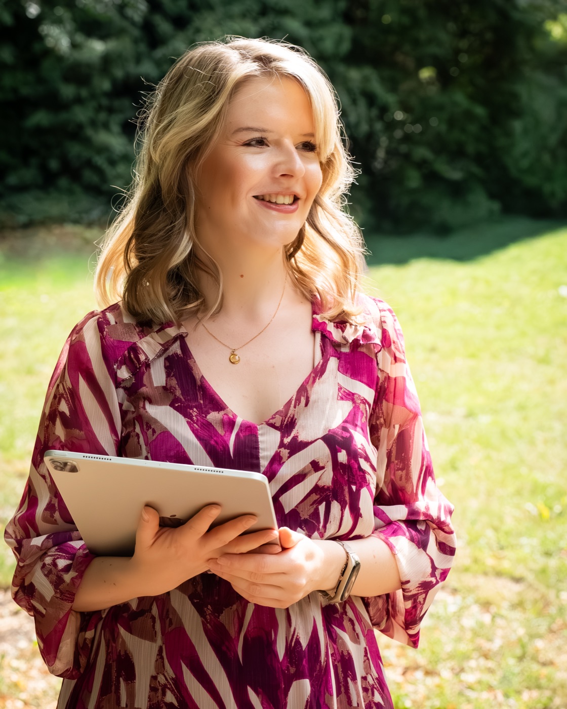Isabel Karnuth bei der Vorbereitung einer freien Trauung